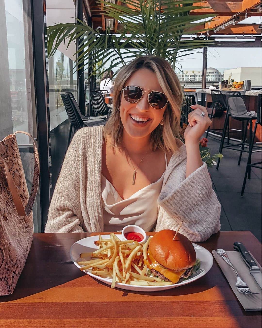 Stephanie Sterjovskiさんのインスタグラム写真 - (Stephanie SterjovskiInstagram)「Swipe for the progression of the quote “happier than a bird with a French fry” captured IRL on camera 👉👉🍟 Some days I want a green juice and then there are days I just want a burger. 💁‍♀️ Happy Sunday friends! . Outfit details linked here: http://liketk.it/2EJof @liketoknow.it #liketkit #LTKunder100 #LTKstyletip #LTKitbag #outfitoftoday #balancedliving」9月9日 1時06分 - stephsjolly