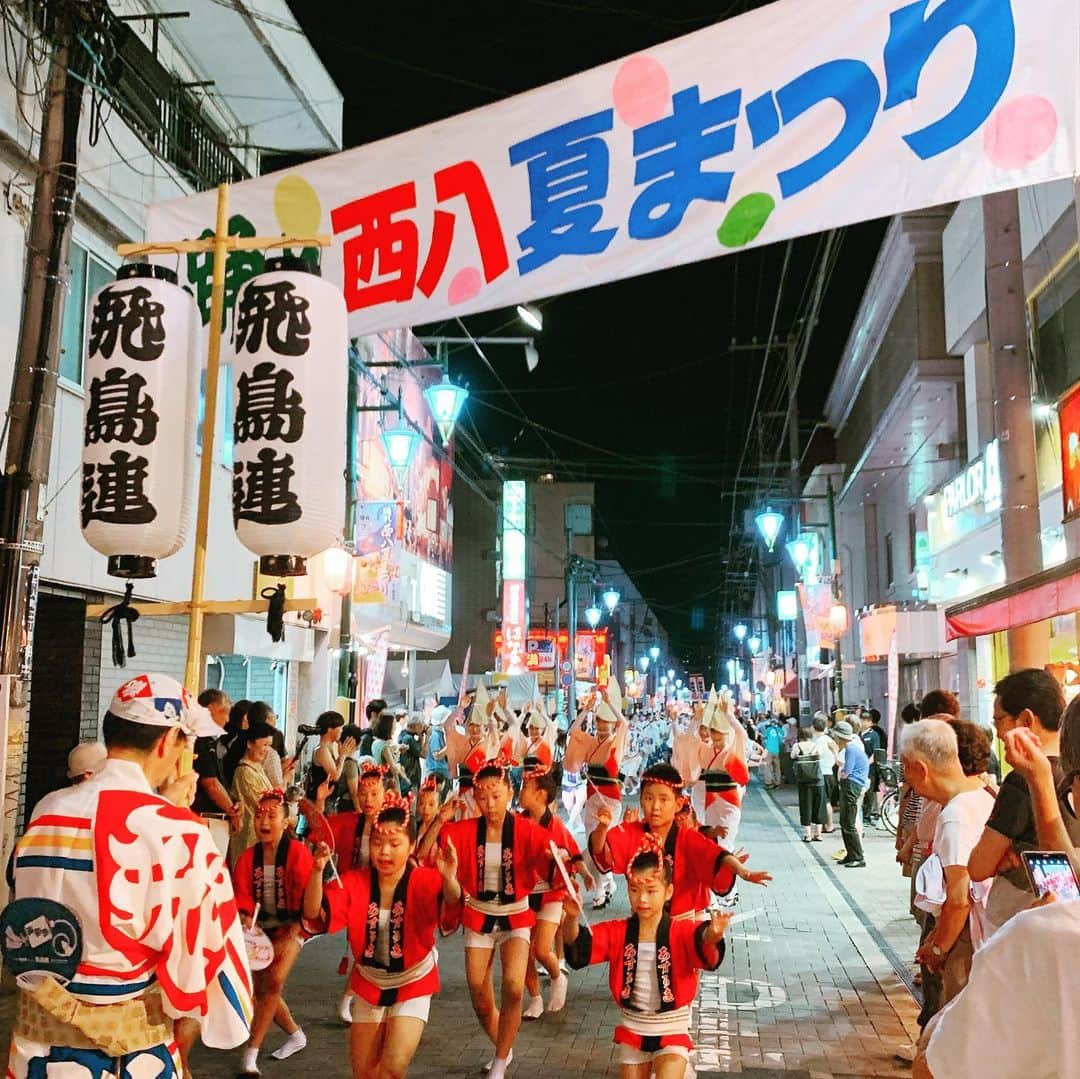 天乃舞衣子のインスタグラム：「踊れ！西八夏まつり！@西八王子 今年は徳島の阿波踊りに行く予定でしたが、台風で中止になってしまったので、人生初の阿波踊り。 どの連の踊りも楽しくて、駅前会場の広い通りで見たり、狭い通りで間近で見たり、模擬店も色々種類があって、大満喫。 そしてラストの総踊りは圧巻！！全ての連のあとに、周りで座っていたおじちゃんやおばちゃんたちも急に連なって思い思いに踊り出して、もう素敵すぎて、泣けてくる！！ 今日はまた台風でよさこいが中止だけど、来年楽しみにしてます！！ 帰り道に、玉ねぎたっぷりの八王子ラーメンを食べて、銭湯に行くという幸せ♡♡ #西八夏まつり #阿波踊り #銭湯好き」