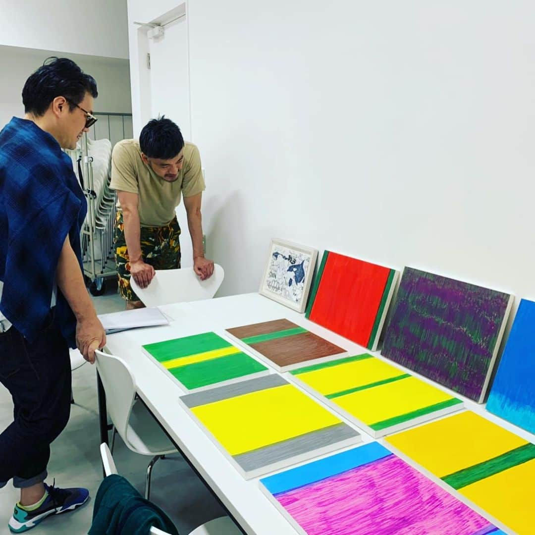 丸山敬太さんのインスタグラム写真 - (丸山敬太Instagram)「加地英貴さんの作品  色鉛筆を同じ長さになるまで、塗り込められた力のこもった作品。それでいてなんとも透明で清々しく、みていると心がふわりと軽く、拡がっていくような、全部欲しくなってしまって困ってしまった。  こんな風に何かを創れたらな。 憧れる。  #アウトサイダーアートリアル #gyreomotesando」9月9日 1時13分 - keitamaruyama