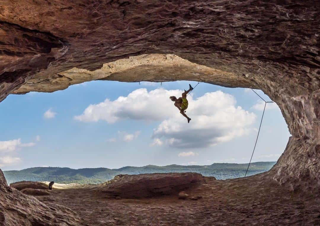 クリス・シャーマさんのインスタグラム写真 - (クリス・シャーマInstagram)「Lost in the clouds... Cova de ocell vibrations  @tenayaclimbing  @prana  @sharmaclimbing 📸 @giancolafoto」9月9日 1時16分 - chris_sharma