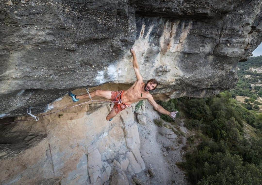 クリス・シャーマさんのインスタグラム写真 - (クリス・シャーマInstagram)「Lost in the clouds... Cova de ocell vibrations  @tenayaclimbing  @prana  @sharmaclimbing 📸 @giancolafoto」9月9日 1時16分 - chris_sharma