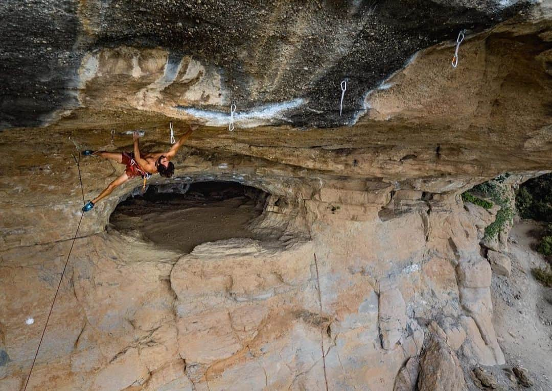 クリス・シャーマさんのインスタグラム写真 - (クリス・シャーマInstagram)「Lost in the clouds... Cova de ocell vibrations  @tenayaclimbing  @prana  @sharmaclimbing 📸 @giancolafoto」9月9日 1時16分 - chris_sharma