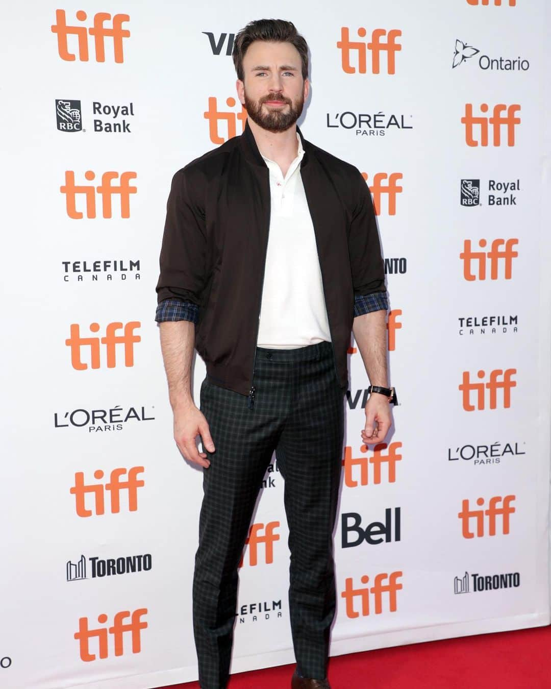 E! Onlineさんのインスタグラム写真 - (E! OnlineInstagram)「Chris Evans. That's it, that's the captain. #TIFF19 (📷: Getty Images)」9月9日 1時16分 - enews