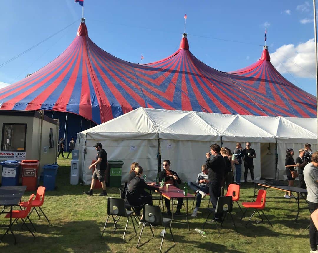 ジム・アドキンスのインスタグラム：「Playing here tentatively.」