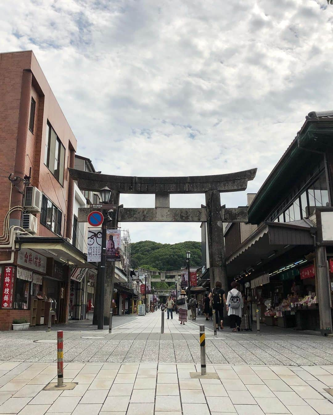 尾崎愛さんのインスタグラム写真 - (尾崎愛Instagram)「太宰府天満宮の参道沿いのスタバは、杉材2000本を使用したという木組みデザインのコンセプトストアでした☕️入らなかったけど😅 ひんやりモチモチのあまおう葛アイスバーが個人的にかなりヒット...🍓✨！ #太宰府天満宮 #スターバックス太宰府天満宮表参道店 #小野筑紫堂 #梅ヶ枝餅 #太宰府参道天山 #あまおう葛アイスバー #福岡 #神社 #美味しい #グルメ#スタバ #starbucks」9月9日 1時29分 - aiozaki0422