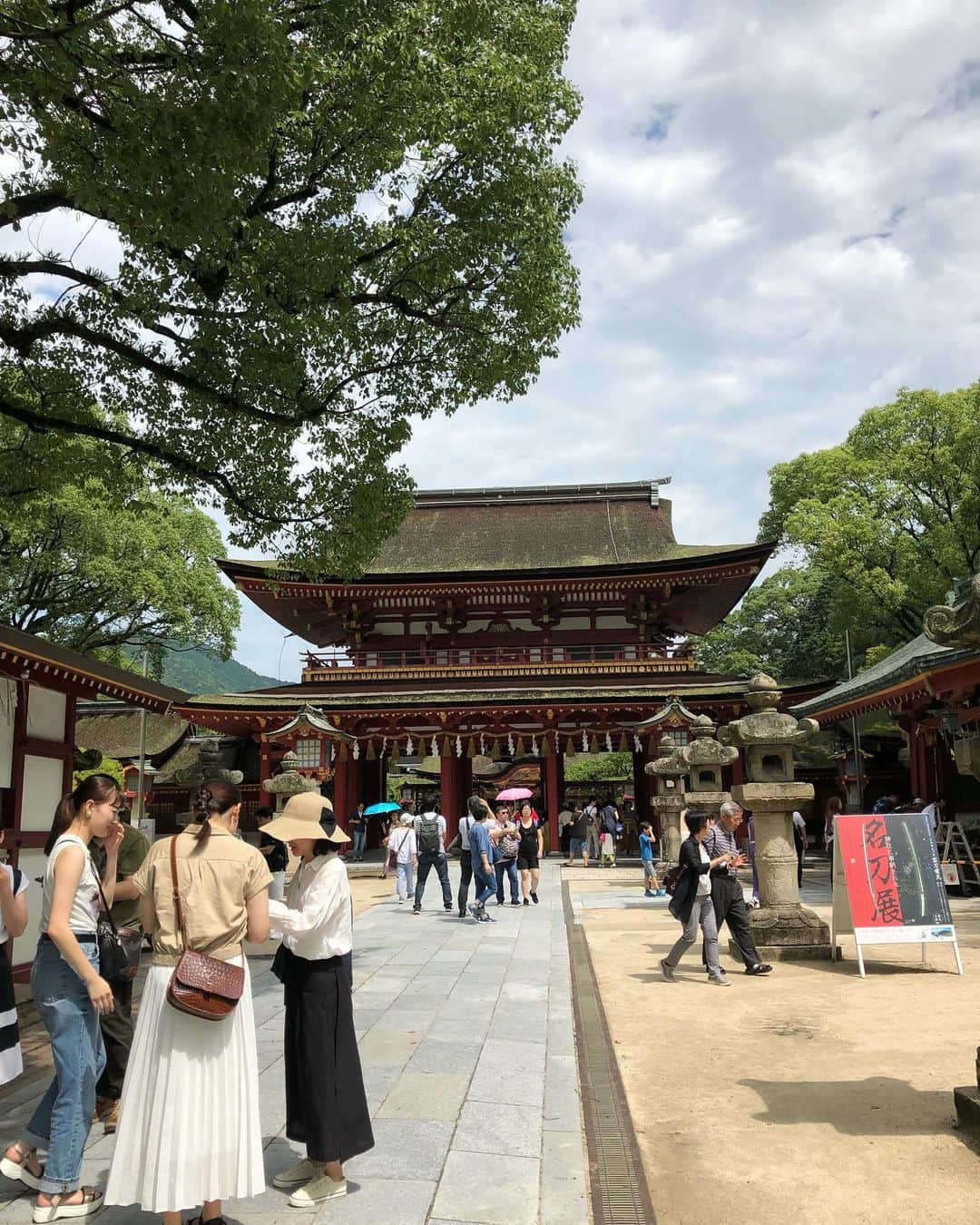 尾崎愛さんのインスタグラム写真 - (尾崎愛Instagram)「太宰府天満宮の参道沿いのスタバは、杉材2000本を使用したという木組みデザインのコンセプトストアでした☕️入らなかったけど😅 ひんやりモチモチのあまおう葛アイスバーが個人的にかなりヒット...🍓✨！ #太宰府天満宮 #スターバックス太宰府天満宮表参道店 #小野筑紫堂 #梅ヶ枝餅 #太宰府参道天山 #あまおう葛アイスバー #福岡 #神社 #美味しい #グルメ#スタバ #starbucks」9月9日 1時29分 - aiozaki0422