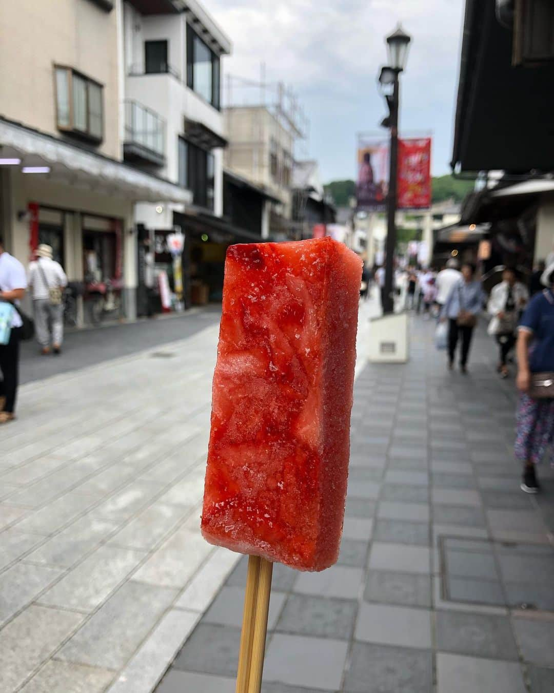 尾崎愛さんのインスタグラム写真 - (尾崎愛Instagram)「太宰府天満宮の参道沿いのスタバは、杉材2000本を使用したという木組みデザインのコンセプトストアでした☕️入らなかったけど😅 ひんやりモチモチのあまおう葛アイスバーが個人的にかなりヒット...🍓✨！ #太宰府天満宮 #スターバックス太宰府天満宮表参道店 #小野筑紫堂 #梅ヶ枝餅 #太宰府参道天山 #あまおう葛アイスバー #福岡 #神社 #美味しい #グルメ#スタバ #starbucks」9月9日 1時29分 - aiozaki0422