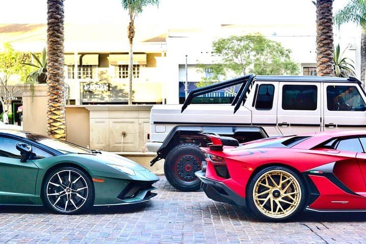 Dirk A. Productionsさんのインスタグラム写真 - (Dirk A. ProductionsInstagram)「WAR READY💥🚨 Pick one and tag who’s coming along with you... @wiresonly Lamborghini SVJ, Aventador S or 6X6 Brabus? #SupercarFocus #Lamborghini #Aventador #SVJ #Mercedes #AMG #Brabus #6x6 #BeverlyHills」9月9日 1時25分 - supercarfocusdotcom