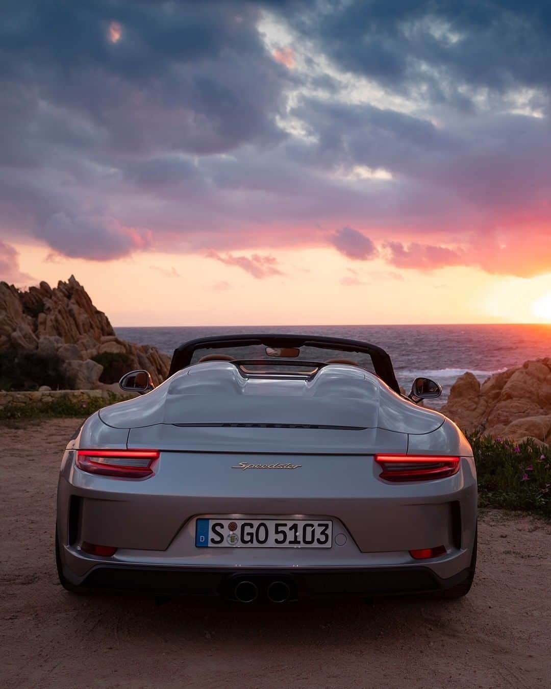 Porscheさんのインスタグラム写真 - (PorscheInstagram)「A romance for the ages. The 911 Speedster and a fiery sunset. #911Speedster #Porsche __ 911 Speedster: Fuel consumption: 13,8 l/100 km; CO2 emissions combined: 317 g/km」9月9日 1時30分 - porsche