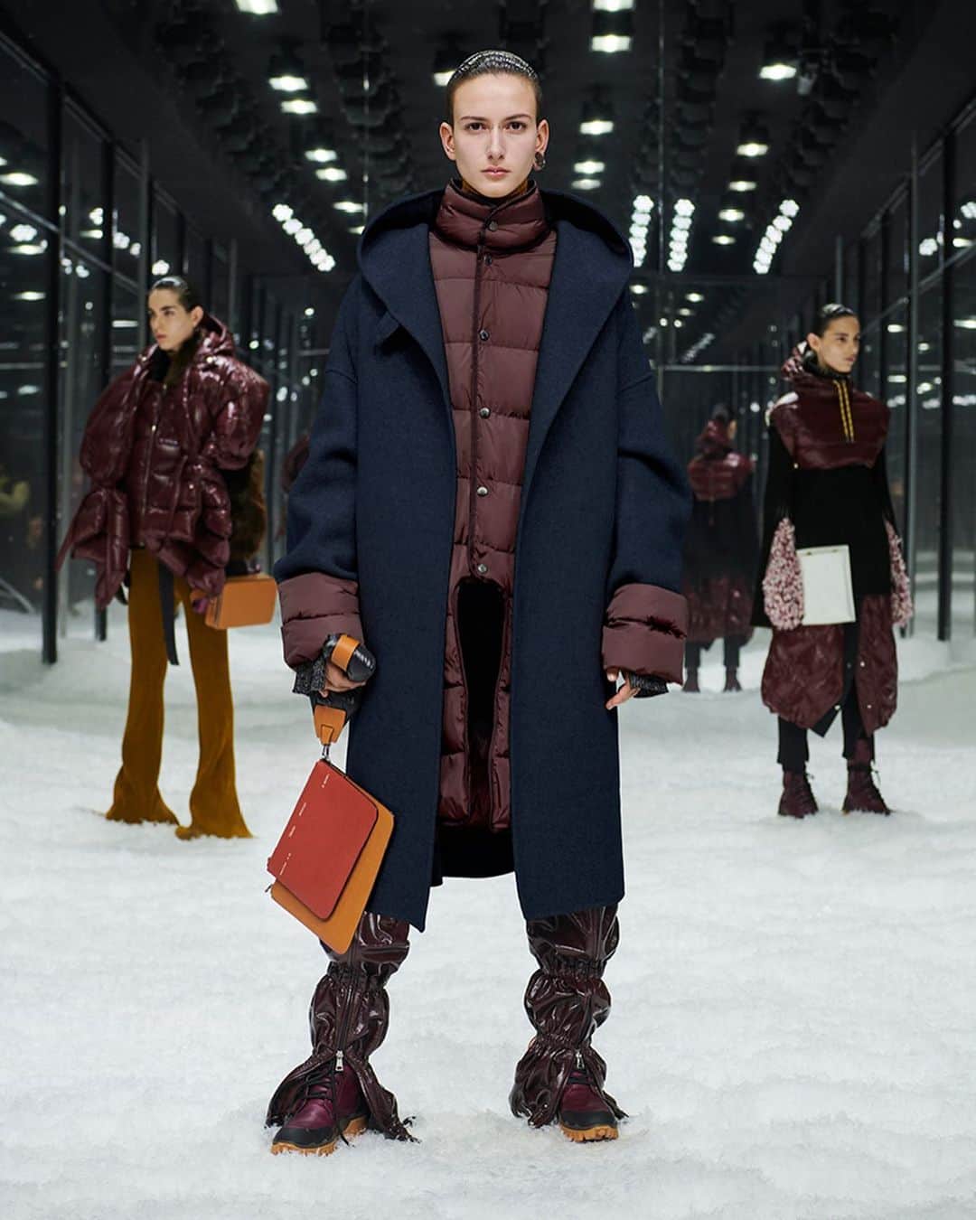 モンクレールさんのインスタグラム写真 - (モンクレールInstagram)「A luxe outerwear two-in-one combination of a nylon burgundy fleece attached to a double face wool coat.  2 MONCLER 1952 + VALEXTRA Women's collection is available now.  _ #MONCLERGENIUS #MONCLER1952 @VeronicaLeoni #MONCLERVALEXTRA @Valextra」9月9日 1時30分 - moncler