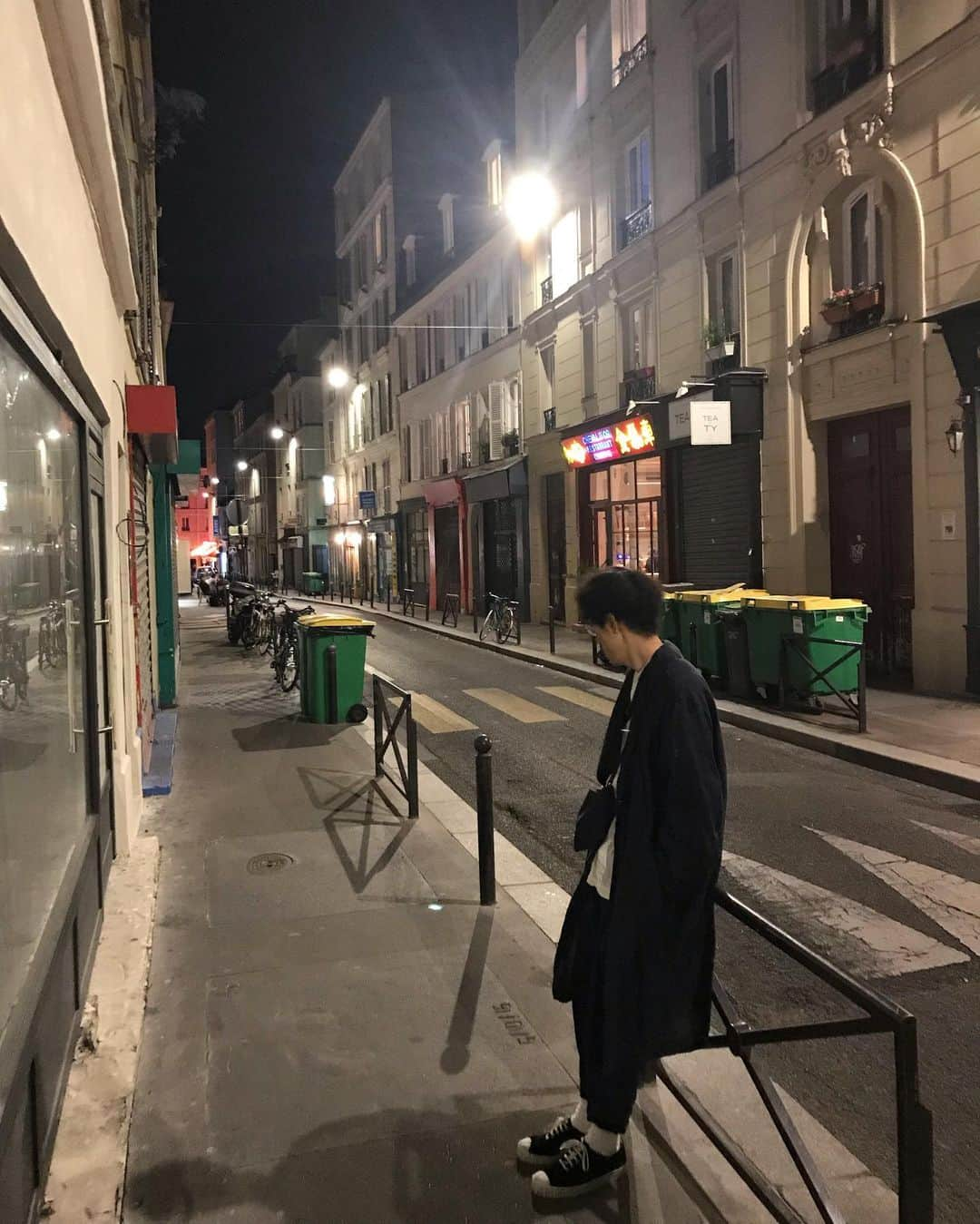 uneclefさんのインスタグラム写真 - (uneclefInstagram)「.﻿ 今回のフランスの旅はフランスで活躍されている日本人の方にご縁がありました。﻿ 特にそういうお店を選んだわけじゃなく、自然な流れで…。﻿ ﻿ フランス最後の夜は、知り合いのパリ在住のEDITER 岡本さんと待ち合わせ。﻿ ﻿ 旦那さまがシェフの「Cheval d’Or（シュヴァルドー）」というアジアンタパスとナチュラルワインのお店へ…。﻿ ﻿ 大人気で、テーブル席は1ヶ月後まで満席なんだそうです。﻿ ﻿ ホッとする美味しい料理と楽しいお話。﻿ パリに住んでいるからわかる話もたくさん。﻿ 素敵な時間でした。﻿ ﻿ オーナーさんともご挨拶できてよかったです。﻿ 色々とお気遣いありがとうございました。﻿ ﻿ ﻿ #uneclefの夏休み2019﻿ .」9月9日 1時32分 - uneclef