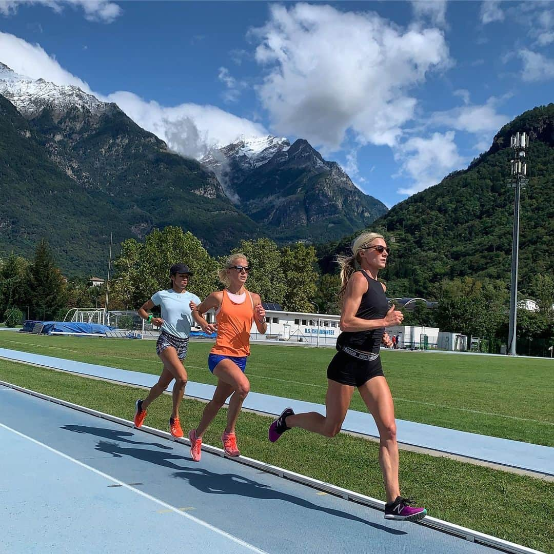 エマ・コバーンさんのインスタグラム写真 - (エマ・コバーンInstagram)「Working together is always better 😁 We woke up to snow in St Moritz but drove to Chiavenna and cruised through a great track session 😊 @aishapraughtleer @domscottrunsa #winterishere #workworkworkworkwork #likeaboss」9月9日 1時43分 - emmacoburn