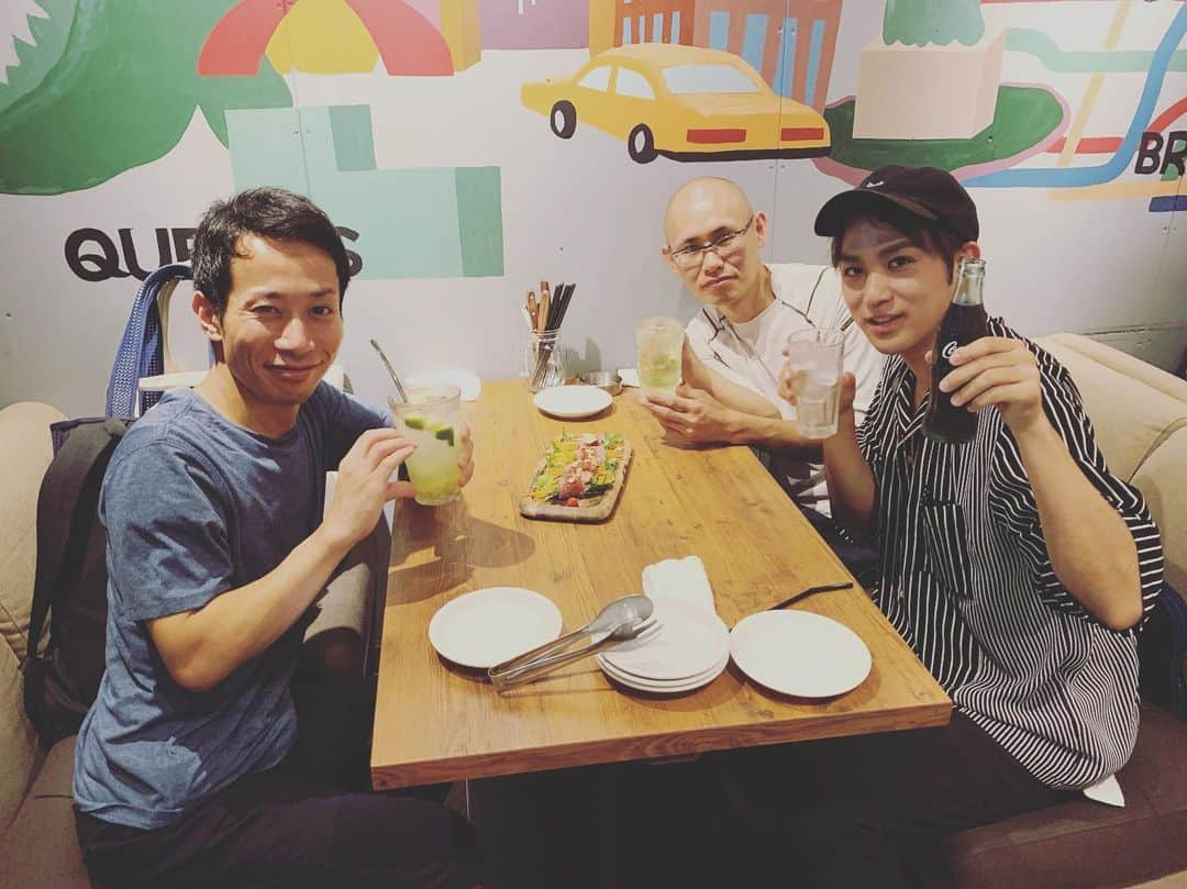 アモーレ橋本さんのインスタグラム写真 - (アモーレ橋本Instagram)「新たな船出に乾杯！  #アモーレ橋本 #福永翔平 くん #筒井 くん #hangouthangover #ピクルス #フライドポテト #ハンバーガー #インスタ映え #美味しい #コーラ #お酒 #九州男児」9月9日 1時57分 - bravo_hashimoto