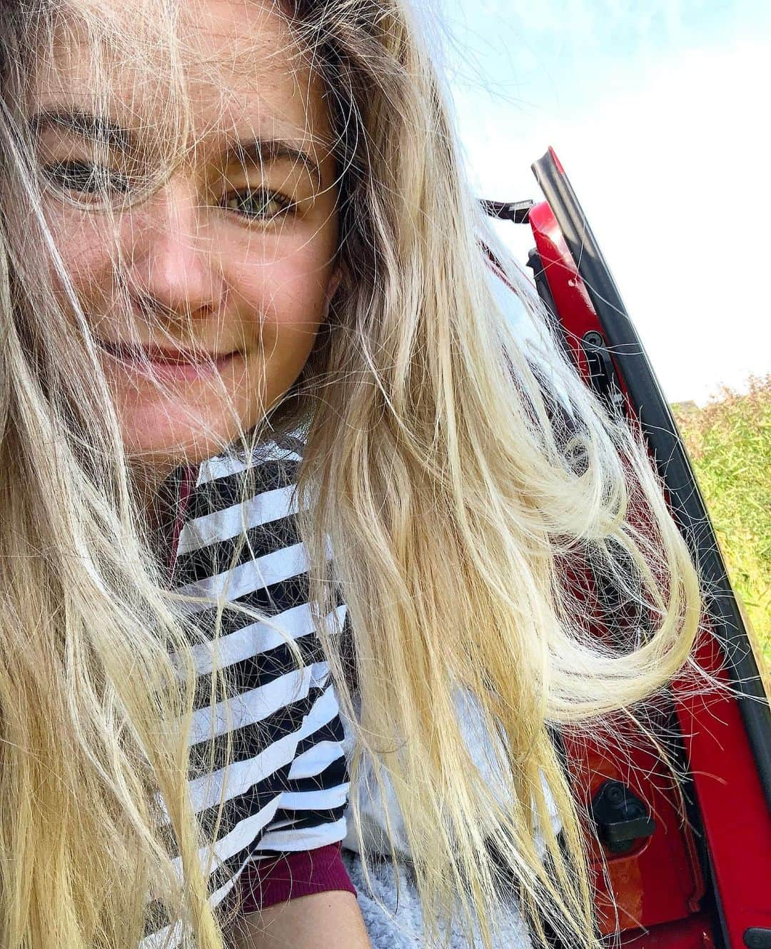 シャウナ・コックジーさんのインスタグラム写真 - (シャウナ・コックジーInstagram)「Van morning selfie fail. Taking the bed head to the next level. Absolutely love getting away in my @leightonvans 💕」9月9日 1時58分 - shaunacoxsey