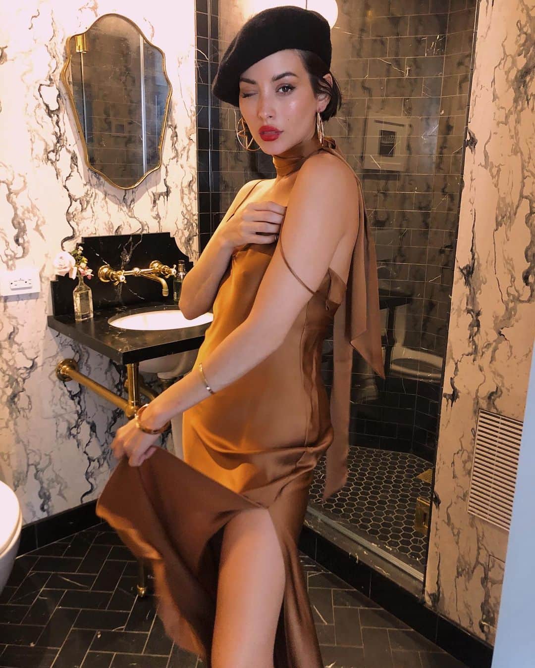 ダニジョーのインスタグラム：「Tell me a secret in French @taylorlashae 🍒」