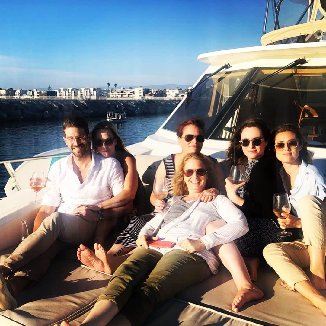 ジェニー・ガースさんのインスタグラム写真 - (ジェニー・ガースInstagram)「A little sunset cruise to end summer 🌅🛥😎 Thank you @addyhouse for remembering to invite us 🤣🥰 #friends #yacht #theduchess」9月9日 2時30分 - jenniegarth