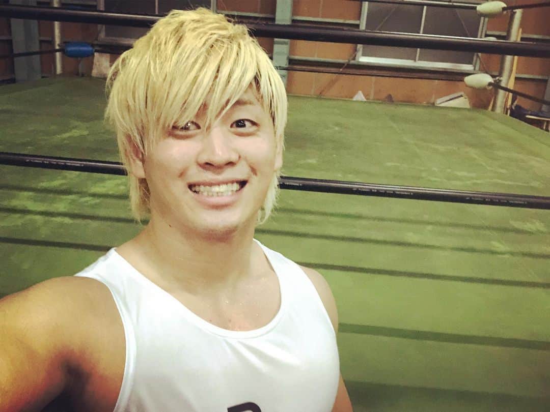 のインスタグラム：「記念すべき#instagram 投稿100回目✨ #プロレス #プロレスラー #プロレスリングノア #清宮海斗 #トレーニング #道場 #リング #深夜 #記念 #笑顔 #スマイル #にこ #ウエイトトレーニング #プロテイン #筋肉男子  #muscle #training #weighttraining #nighttraining #gym #protein #prowresling #wrestler #smile #hundredth」