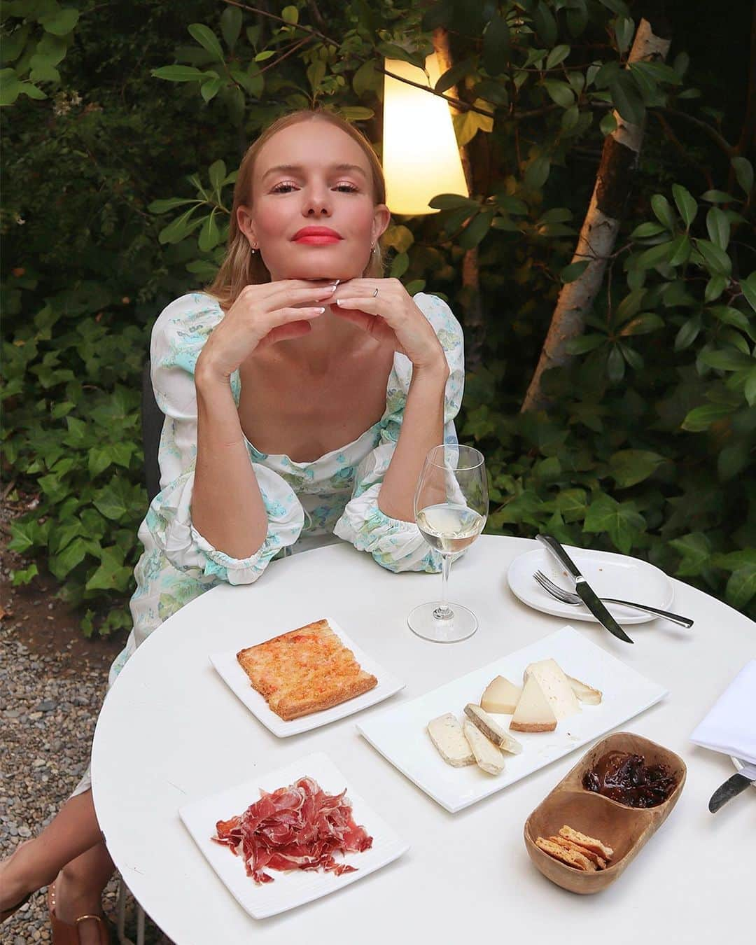 ケイト・ボスワースさんのインスタグラム写真 - (ケイト・ボスワースInstagram)「Clearly not a fan of the Spanish cuisine 🇪🇸🧀🍷🥰」9月9日 2時38分 - katebosworth