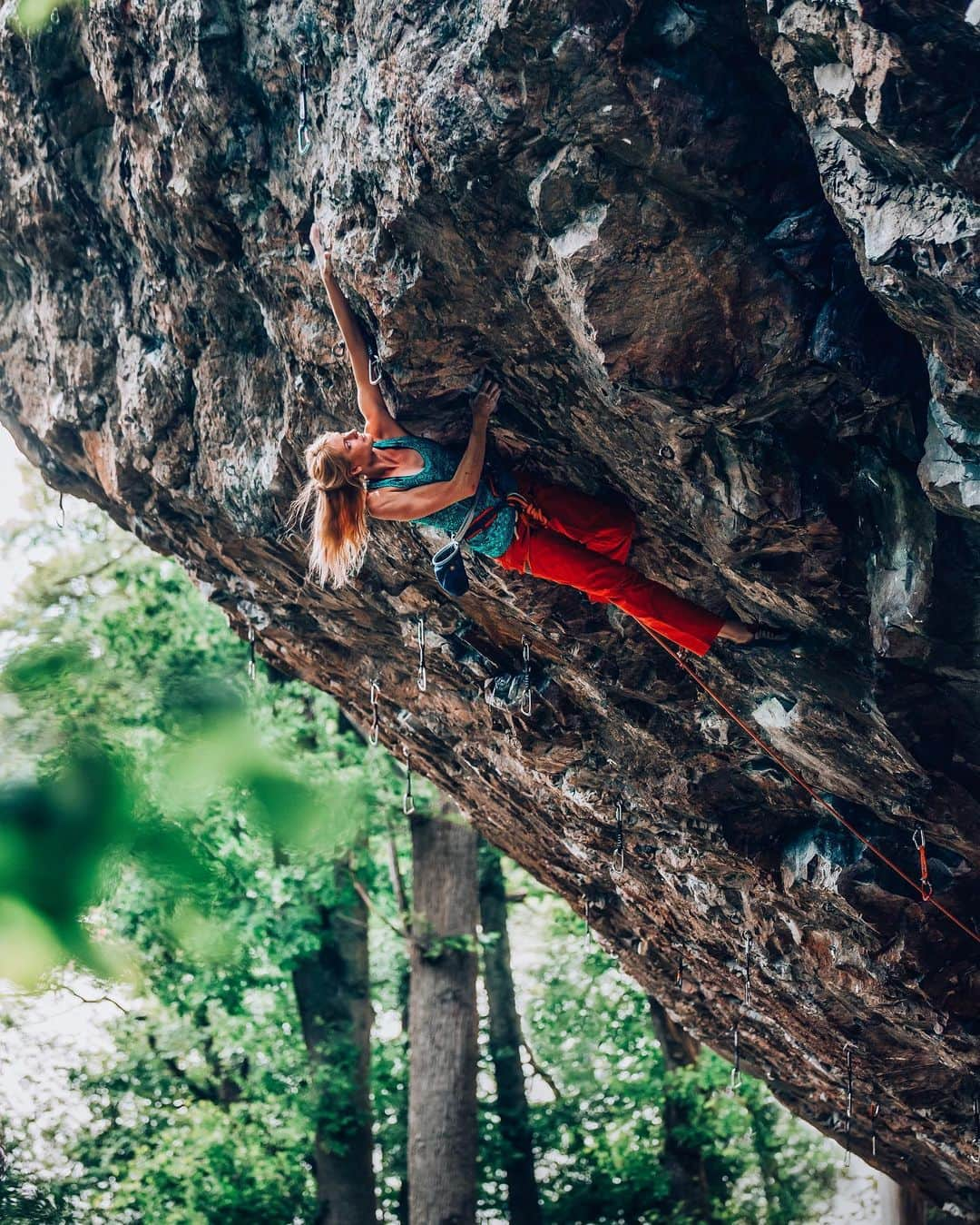 マチルダ・セーデルルンドさんのインスタグラム写真 - (マチルダ・セーデルルンドInstagram)「Örnberget (or Eagle mountain 🦅) So much motivation for Swedish granite recently! It’s pretty convenient to have projects 40 min form where you live... 🤔 Old pic by @le_cone from one of the many variations in the main wall, which is perfect for training :)」9月9日 2時43分 - matilda_soderlund