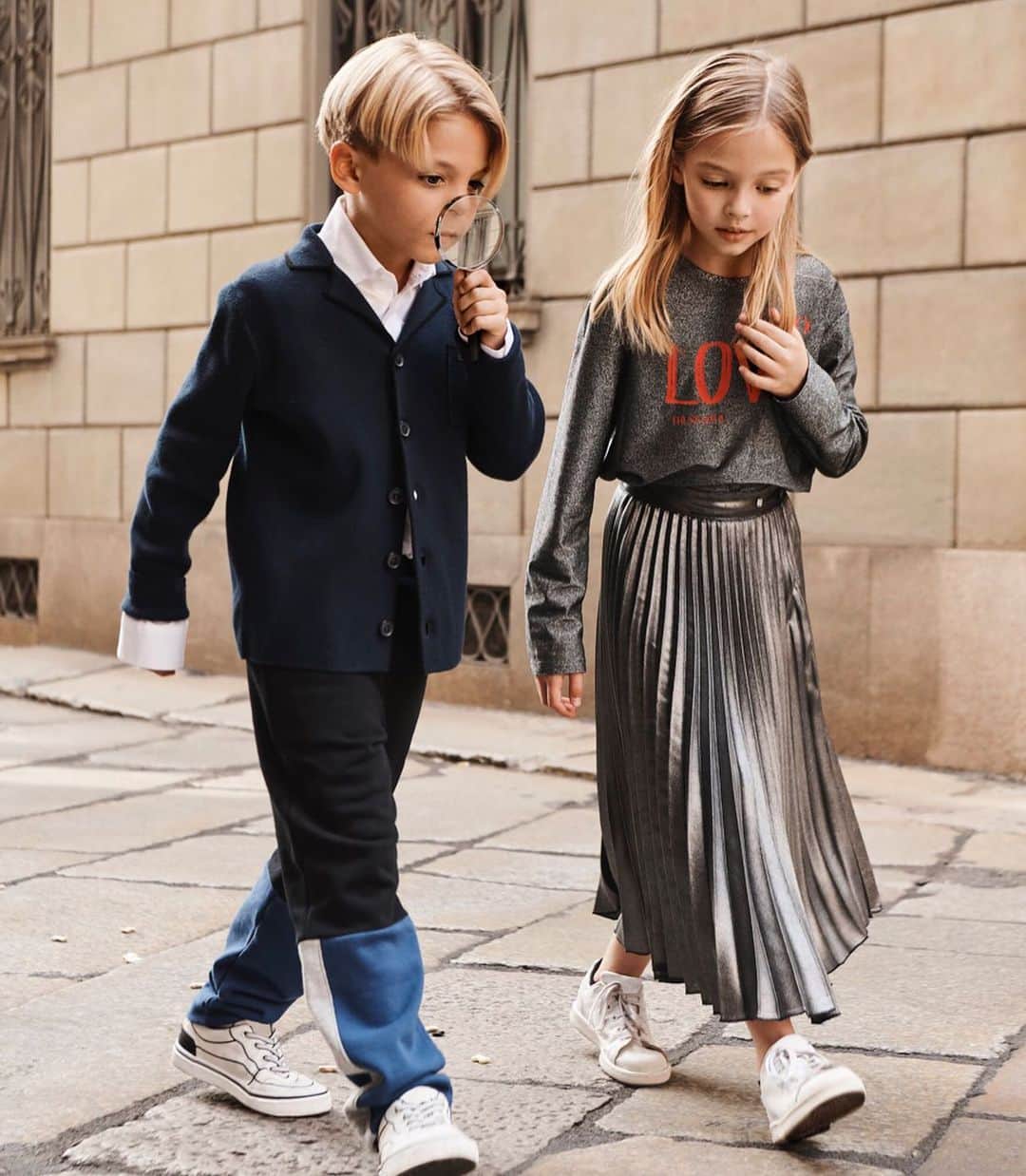 トラサルディさんのインスタグラム写真 - (トラサルディInstagram)「Around Milan, looking for Trussy Grey. @annapavaga @kevin_fontanella_official - #LookingforTrussyGrey #TrussardiJunior」9月9日 2時44分 - trussardi