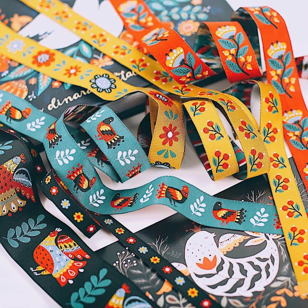 Dinara Mirtalipovaのインスタグラム：「Just a reminder, Edith of @renaissanceribbons and I are still celebrating the launch of #mirdinararibbons. Edith is hosting an international giveaway and today is the last day to enter. FIVE winners will be randomly selected and announced tomorrow.  To enter: 1) please follow @renaissanceribbons 2)subscribed to email newsletters (look up 👆 in my stories for the link or visit https://renaissanceribbons.com/pages/dinara ). Thank you to all who took the time to participate 🥳 #renaissanceribbons #sewing #folkart #giveaway #mirdinara」
