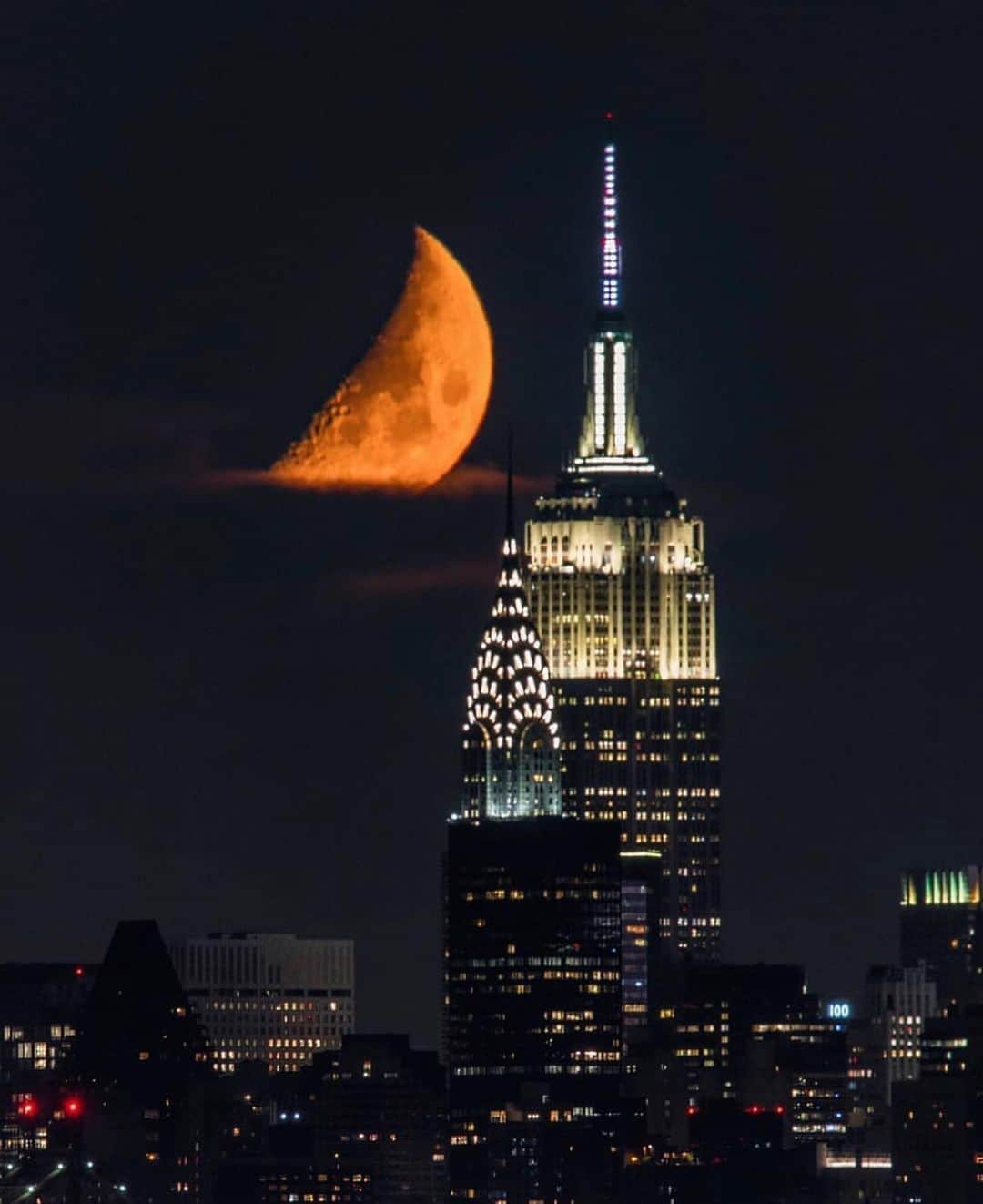 ボンド・ナンバーナインさんのインスタグラム写真 - (ボンド・ナンバーナインInstagram)「NYC moon set a few nights ago over the Empire State Building. Captured by @mattpugs via @online_newyork  #bondno9 #bondno9ny #newyork #newyorkcity #nyc #fragrance #perfume #love」9月9日 2時52分 - bondno9ny