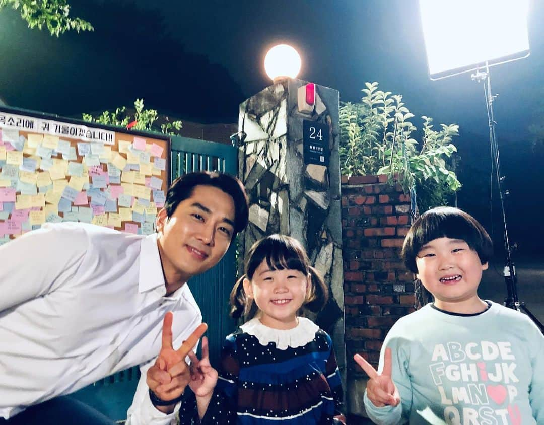 ソン・スンホンさんのインスタグラム写真 - (ソン・スンホンInstagram)「사랑스런 우리 쌍둥이~태풍이,송이^^#위대한쇼 #tvn #송승헌 #김준 #박예나」9月9日 2時57分 - songseungheon1005