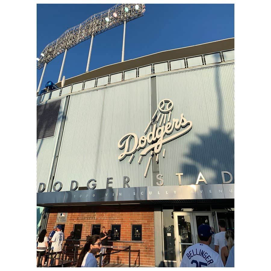 本多末奈さんのインスタグラム写真 - (本多末奈Instagram)「Dodgers編⚾️💙 LAに来てまさかの2回、Dodgersスタジアムへ🏟🤙 今だけなのかな？入ったら入口でドジャースのTシャツ配ってたので早速着て観戦したよ😎 天気も良くて最高🌞👍 ラストは大好きなアリアナグランデに乗せて花火も見れました🎇🧡 日本と違ってスタジアムが広い❗️ #dodgers #dodgerstadium #baseballgames #la #losangeles #ドジャースタジアム #ドジャース観戦 #ロサンゼルス」9月9日 3時02分 - honda_mana