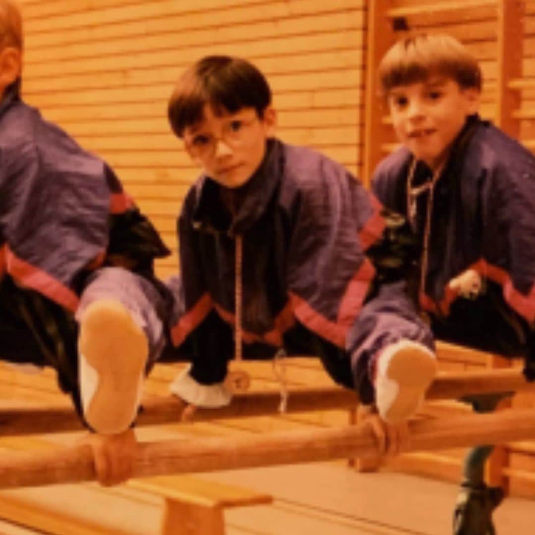 マゼル・ニューエンのインスタグラム：「AD | Thank you for all the congratulations on my birthday, I was so happy! As you can see, in the last 24 years not only sporty but also visually changed a lot. Who noticed? At first glance, you may have noticed my tattoos, but who looks closely, also sees that I no longer wear glasses. I chose contact lenses at the age of 14.  I am very proud and glad that with DAILIES TOTAL1 I have found a partner that I can rely on 100% and that gives me a clear view and full freedom of movement.  WERBUNG | Vielen Dank für die ganzen Glückwünsche zu meinem Geburtstag, ich habe mich riesig gefreut! Wie ihr sehen könnt hat sich bei mir in den letzten 24 Jahren nicht nur sportlich sondern auch optisch einiges verändert. Wer hat es entdeckt? Auf den ersten Blick sind euch bestimmt meine Tattoos aufgefallen, aber wer genau hinschaut, sieht auch, dass ich mittlerweile keine Brille mehr trage. Ich habe mich nämlich im Alter von 14 Jahren für Kontaktlinsen entschieden.  Ich bin super stolz und auch froh, dass ich mit DAILIES TOTAL1 einen Partner gefunden habe, auf den ich mich zu 100% verlassen kann und der mir klare Sicht bei uneingeschränkter Bewegungsfreiheit bietet.  Weitere Infos und einen 20 € Gutschein für eure ersten DAILIES oder AIR OPTIX Linsen von Alcon findet ihr in meiner bio. #jederaugenblickzählt #marcelsdailies #klarsehenmitdailies #kontaktlinsentragen #gymnastics #themarcelnguyen #thankyou #bday  Datenschutzhinweise auf www.dailies.de」
