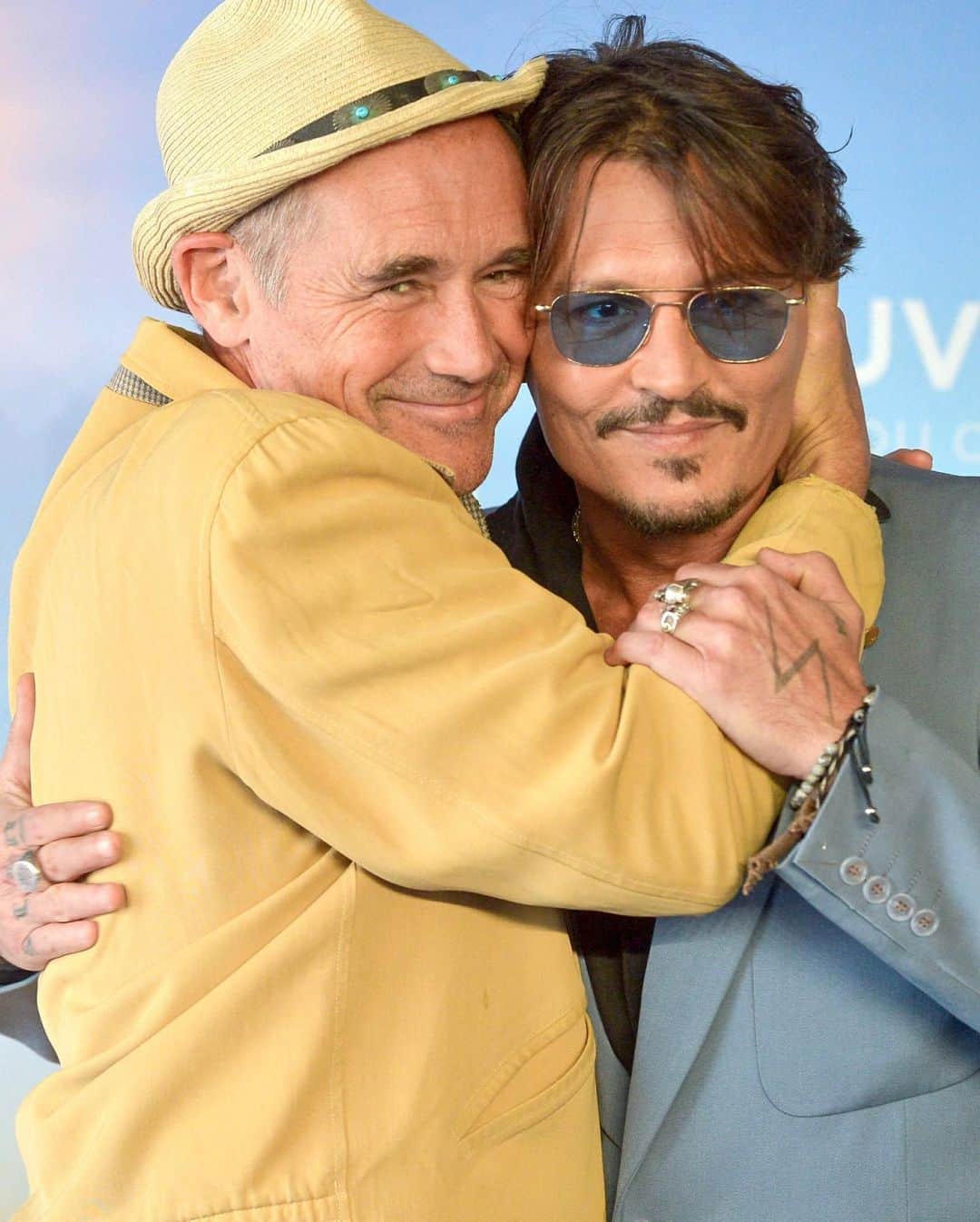 Just Jaredさんのインスタグラム写真 - (Just JaredInstagram)「Johnny Depp and Mark Rylance embrace in a hug at the photocall for their new movie #WaitingForTheBarbarians at the @deauvilleus! #JohnnyDepp #MarkRylance #Deauville2019 Photos: Instar」9月9日 3時23分 - justjared