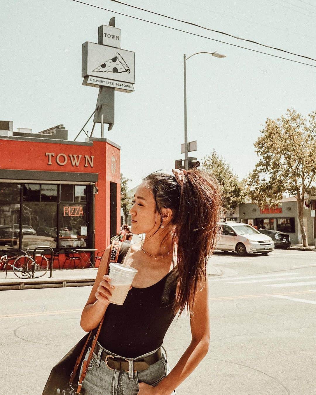 W E Y L I Eのインスタグラム：「Summer still kickin strong in LA ☀️ How is it where you live? It has been between 85-100 degrees these days. My foundation is melting...my pits are drenched...my garden is getting dried out...whooo! 🥵」