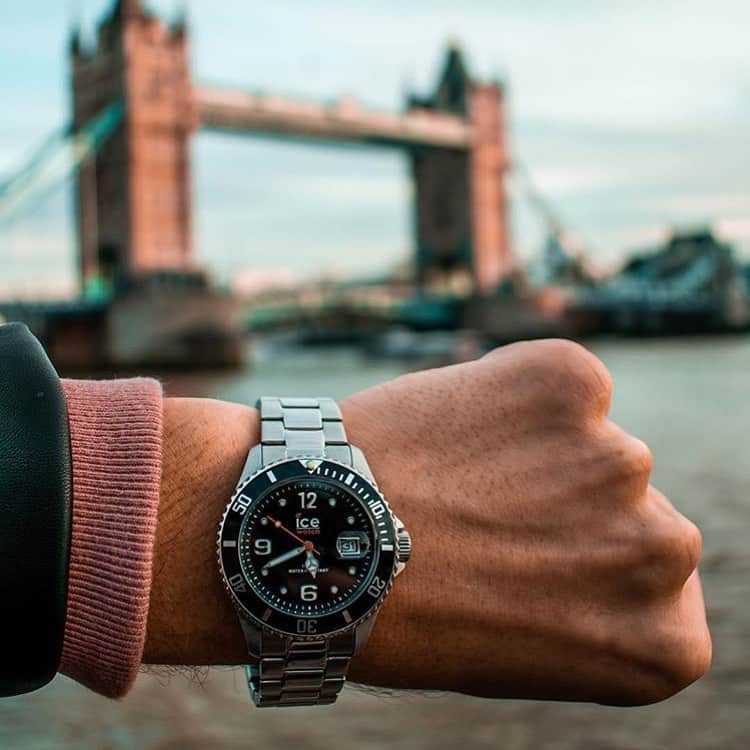 のインスタグラム：「See good in all things 😊 Thank you @luis_filippo ✌🏼#icewatch #changeyoucan #icesteel #watch #bridge #city #view #london #steel #black #men #accessories #details」