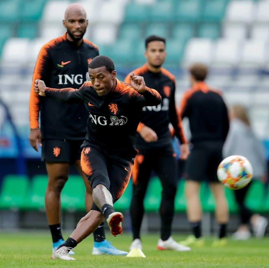 ジョルジニオ・ワイナルドゥムさんのインスタグラム写真 - (ジョルジニオ・ワイナルドゥムInstagram)「Final training for our @euro2020 qualifying match against Estonia tomorrow. Improving some shooting skills💪🏾 #ESTNED」9月9日 3時35分 - gwijnaldum