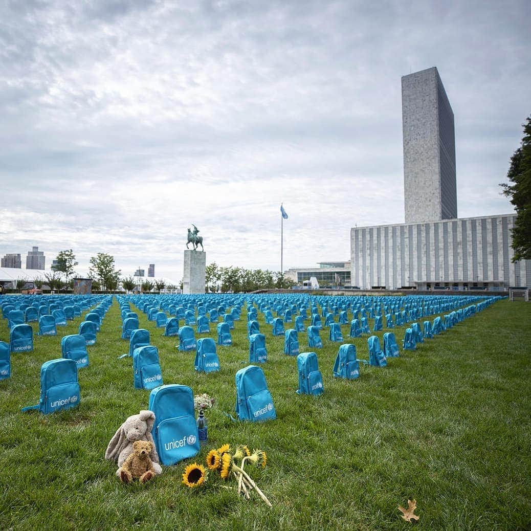 unicefさんのインスタグラム写真 - (unicefInstagram)「3,758 school backpacks laid at the United Nations show the grave scale of child deaths in conflict. Each one represents the senseless loss of a young life to conflict in 2018. UNICEF backpacks have always been a symbol of hope and childhood possibility. In two weeks, world leaders gathering at #unga will mark the 30th anniversary of the Convention on the Rights of the Child. This installation should remind them of the stakes. #ForEveryChild #ChildrenUnderAttack #ENDviolence © UNICEF/UN0341974/Farber / Getty Images © UNICEF/UN0310951/Segovia © UNICEF/UN0199409/Noorani」9月9日 3時39分 - unicef