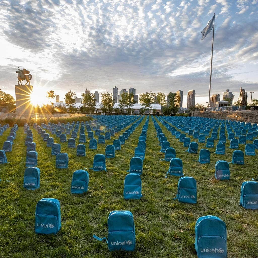 unicefさんのインスタグラム写真 - (unicefInstagram)「3,758 school backpacks laid at the United Nations show the grave scale of child deaths in conflict. Each one represents the senseless loss of a young life to conflict in 2018. UNICEF backpacks have always been a symbol of hope and childhood possibility. In two weeks, world leaders gathering at #unga will mark the 30th anniversary of the Convention on the Rights of the Child. This installation should remind them of the stakes. #ForEveryChild #ChildrenUnderAttack #ENDviolence © UNICEF/UN0341974/Farber / Getty Images © UNICEF/UN0310951/Segovia © UNICEF/UN0199409/Noorani」9月9日 3時39分 - unicef