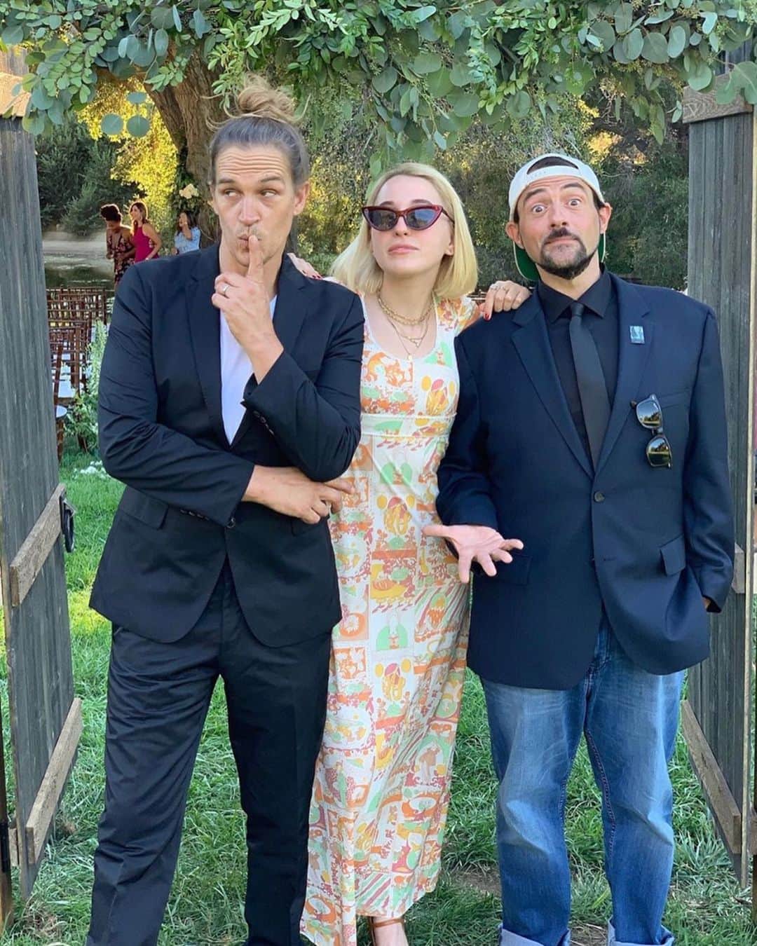 ケヴィン・スミスさんのインスタグラム写真 - (ケヴィン・スミスInstagram)「Yesterday, I used the super powers invested in me by the @universallifechurch to marry @iamemilydawn to @tzflemming! In a beautiful outdoor ceremony, Emily and Tom tied the knot while I said some stuff about marriage and then whipped some magic words on these cats that turned two people into one couple! Emily did my hair and makeup in @jayandsilentbob Reboot (not to mention anytime you’ve ever looked at me and thought “He looks okay today”) so it was an honor to be a part of her big day. And it was a family affair at the #kinggilletteranch, as fellow friend-and-client-of-Emily @harleyquinnsmith was in attendance, as was @jenschwalbach and my First Wife, @jaymewes. It was such a big event, I even wore pants! #KevinSmith #hairbyemilydawn #emilychristison #wedding #marriage #harleyquinnsmith #JasonMewes #jenniferschwalbach」9月9日 3時48分 - thatkevinsmith