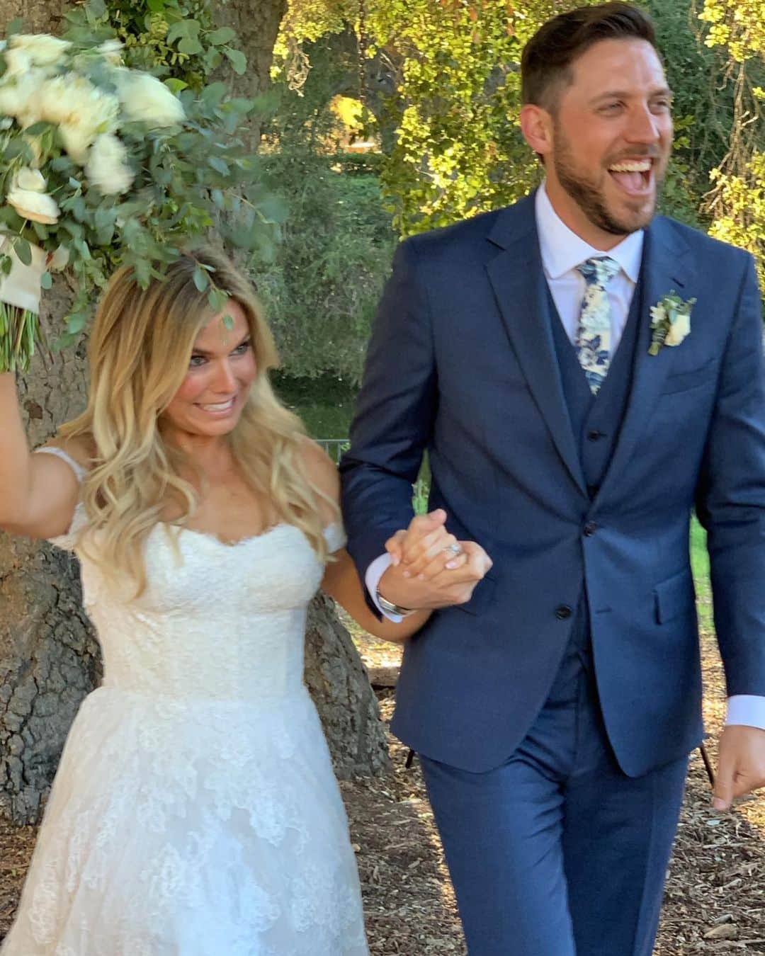 ケヴィン・スミスさんのインスタグラム写真 - (ケヴィン・スミスInstagram)「Yesterday, I used the super powers invested in me by the @universallifechurch to marry @iamemilydawn to @tzflemming! In a beautiful outdoor ceremony, Emily and Tom tied the knot while I said some stuff about marriage and then whipped some magic words on these cats that turned two people into one couple! Emily did my hair and makeup in @jayandsilentbob Reboot (not to mention anytime you’ve ever looked at me and thought “He looks okay today”) so it was an honor to be a part of her big day. And it was a family affair at the #kinggilletteranch, as fellow friend-and-client-of-Emily @harleyquinnsmith was in attendance, as was @jenschwalbach and my First Wife, @jaymewes. It was such a big event, I even wore pants! #KevinSmith #hairbyemilydawn #emilychristison #wedding #marriage #harleyquinnsmith #JasonMewes #jenniferschwalbach」9月9日 3時48分 - thatkevinsmith