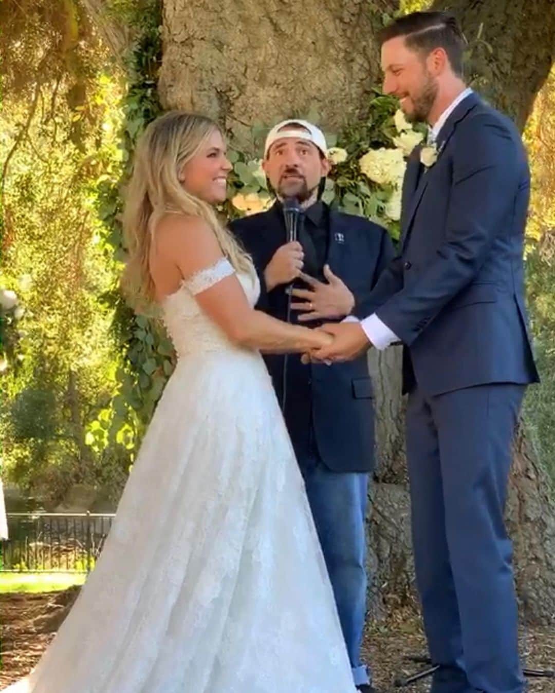 ケヴィン・スミスさんのインスタグラム写真 - (ケヴィン・スミスInstagram)「Yesterday, I used the super powers invested in me by the @universallifechurch to marry @iamemilydawn to @tzflemming! In a beautiful outdoor ceremony, Emily and Tom tied the knot while I said some stuff about marriage and then whipped some magic words on these cats that turned two people into one couple! Emily did my hair and makeup in @jayandsilentbob Reboot (not to mention anytime you’ve ever looked at me and thought “He looks okay today”) so it was an honor to be a part of her big day. And it was a family affair at the #kinggilletteranch, as fellow friend-and-client-of-Emily @harleyquinnsmith was in attendance, as was @jenschwalbach and my First Wife, @jaymewes. It was such a big event, I even wore pants! #KevinSmith #hairbyemilydawn #emilychristison #wedding #marriage #harleyquinnsmith #JasonMewes #jenniferschwalbach」9月9日 3時48分 - thatkevinsmith