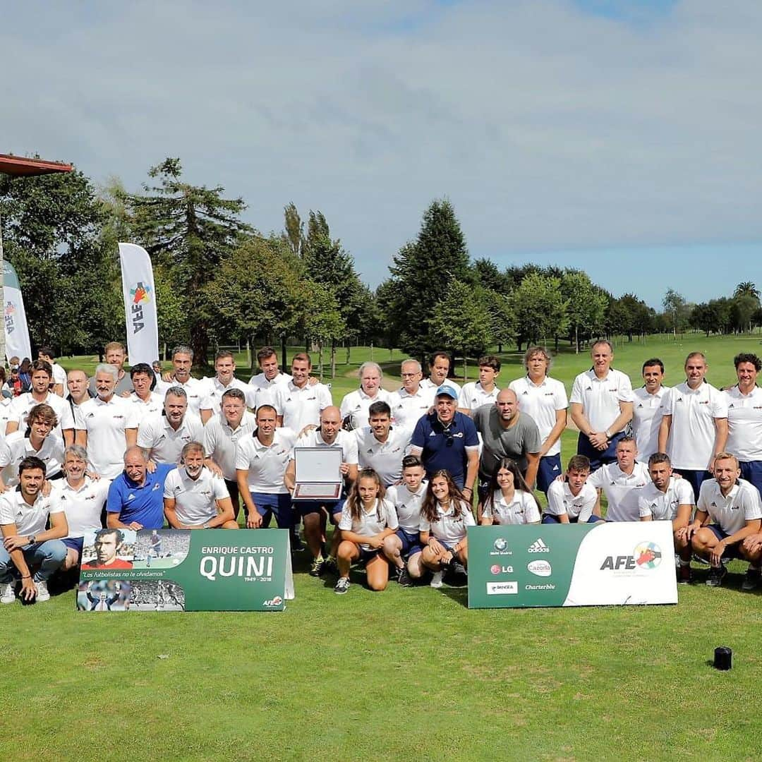 アルベルト・ロポさんのインスタグラム写真 - (アルベルト・ロポInstagram)「La gran familia @afefutbol al lado de la familia #Quini en un bonito homenaje a su persona.Por otro lado gran participación en el torneo #futgolf llevado como siempre a las mil maravillas por #asensi y #zambo. Un lujo poder estar rodeado por @pavonbarahona @dani_garcia_lara @marcelinoelena5 @davidaganzo #diegorivas y muchos más. @afefutbol #unidossomosmasfuertes」9月9日 3時42分 - albertolopo