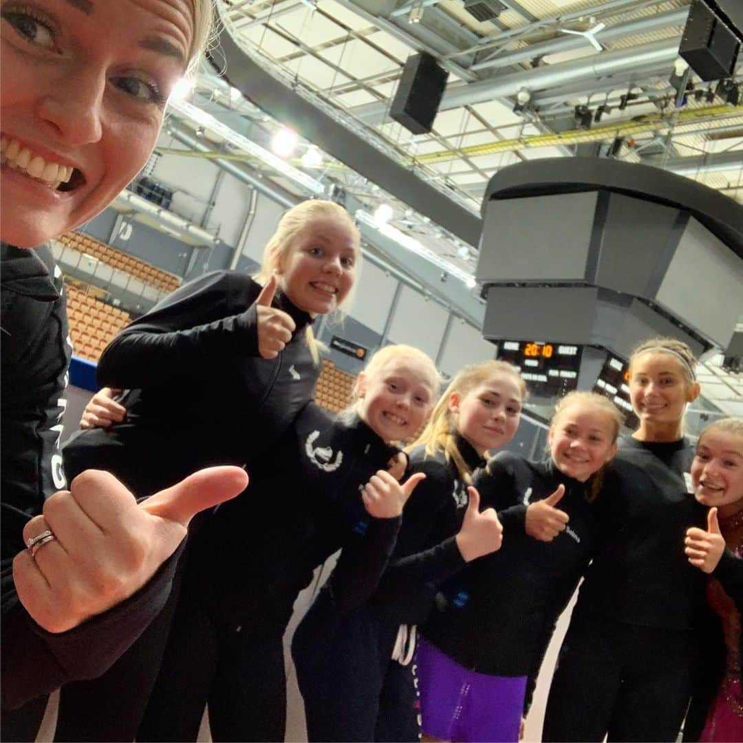 ヴィクトリア・ヘルゲソンのインスタグラム：「Elitseriepremiär i Luleå med detta grymma gänget! ⛸⭐️👊🏼」