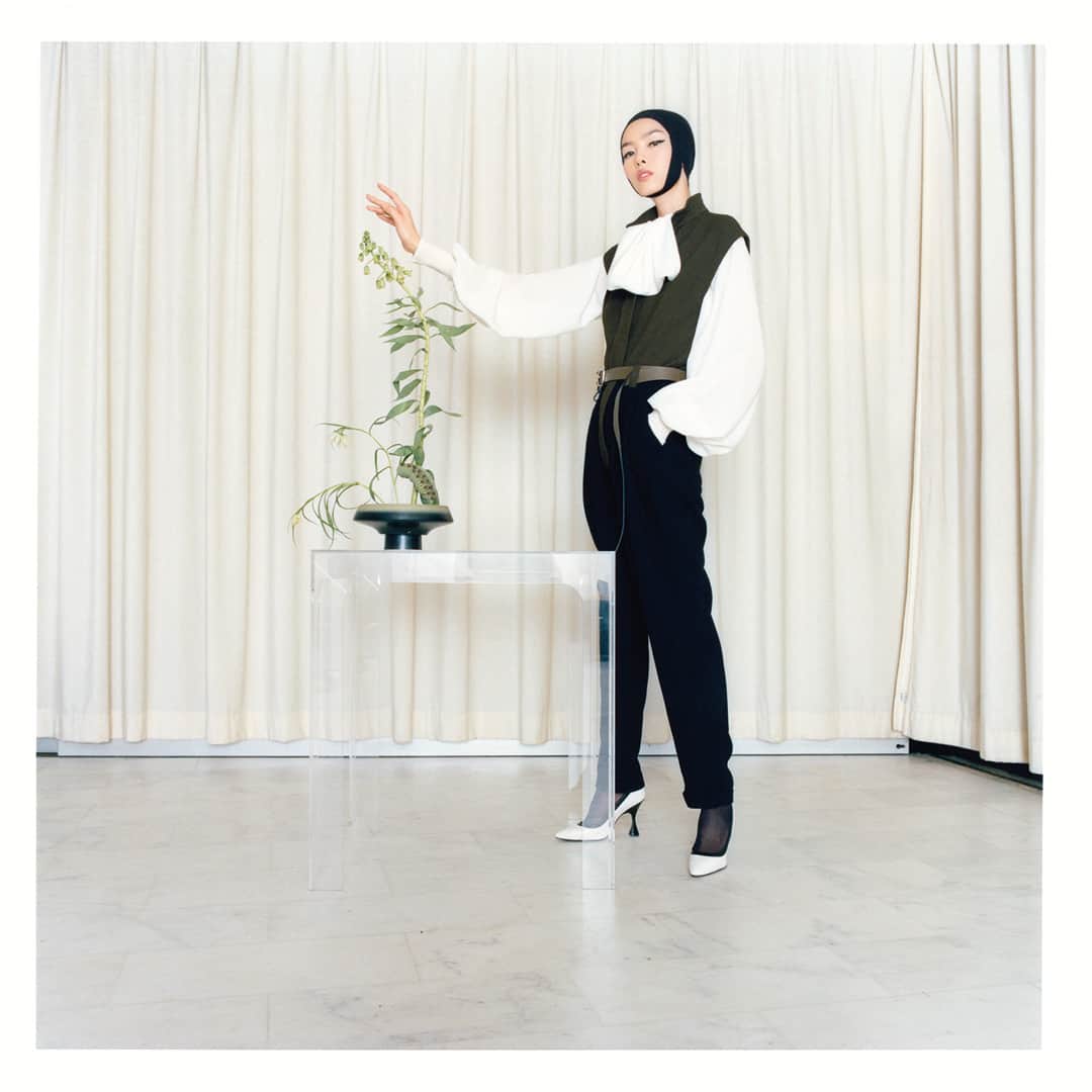 Loeweさんのインスタグラム写真 - (LoeweInstagram)「#LOEWE’s collectible hard cover Publication (# 26) features @feifeisun photographed by @FumikoImano. The character played by @feifeisun strikes a series of creative poses, playfully engaging the serene ‘living’ still life at the centre of the room. Creative Direction @jonathan.anderson and @mmparisdotcom Styling @benjaminbruno_」9月9日 3時45分 - loewe