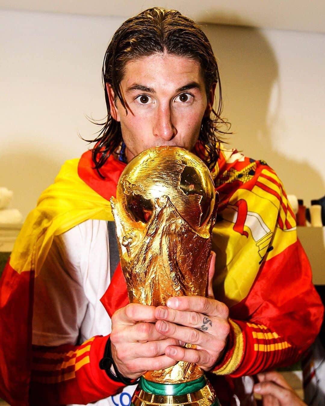 レアル・マドリードさんのインスタグラム写真 - (レアル・マドリードInstagram)「🇪🇸🔝👏 Enhorabuena a nuestro capitán @SergioRamos por igualar el récord de partidos en @SeFutbol de @IkerCasillas: ¡167 apariciones! - Congratulations to our captain @SergioRamos on equalling the record international caps tally for @SeFutbol with 167 appearances alongside @IkerCasillas! 👏 #HalaMadrid」9月9日 3時45分 - realmadrid