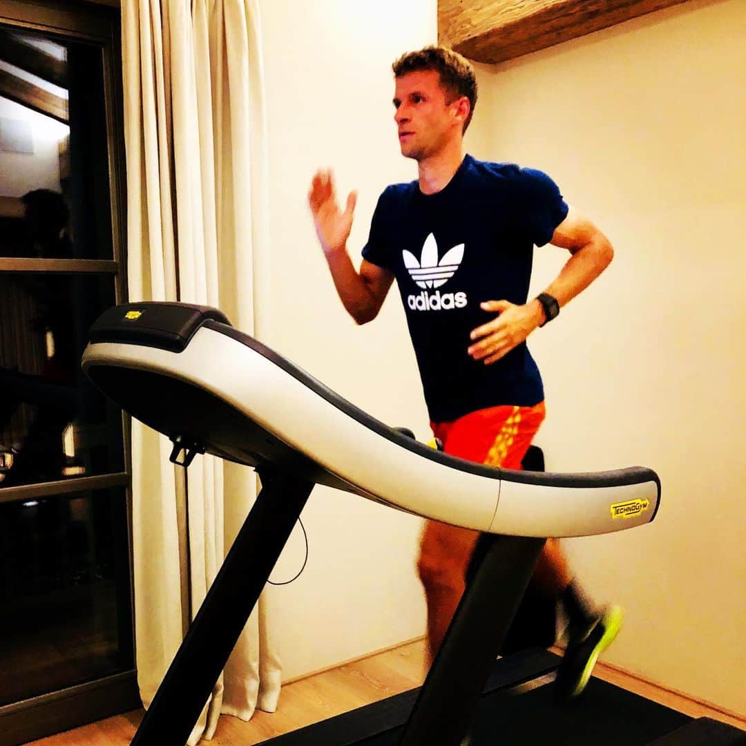 トーマス・ミュラーのインスタグラム：「working on my calves🏋️‍♂️🏋️‍♂️😂😎#workout #goforthewin #packmas #spotznwadln#morgenistwiedertraining #nurderfcb」