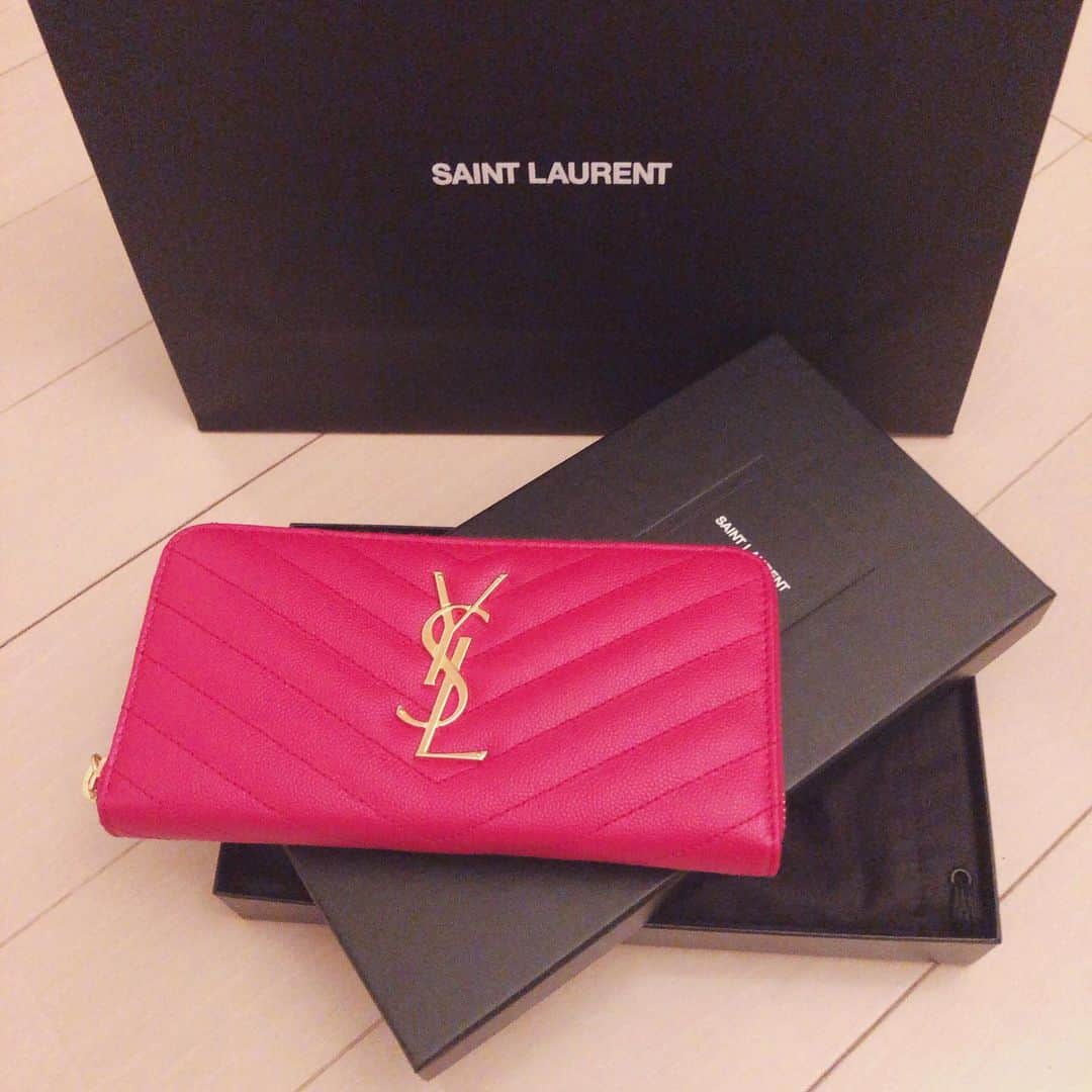 葉月七瀬のインスタグラム：「新しいお財布👛💕 買ったばっかじゃない？て思ったよね😂 １ヶ月前に盗まれて出てこなかったから 新しく新調しました！！ ちょーヤバいのがまだ身分証とか届いてない💔 お金とクレカしか入ってないよ～😭 手続き大変だったから せめて現金だけ抜いてくれの気持ちでした こんなこと初めてで焦ったどころじゃなかった💦 . 何のブランドにしようか迷ったけど 実はブランドあんま詳しくないし バッグで1番持ってるのサンローランだから 一緒にしよって思ってサンローラン👛 ショッキングピンク🎀💕💓💗 他にショッキングピンクあるけど 新色でそれより青みピンクらしい！ 明るいとこで見なきゃ分からないけど。笑 本当はパステルピンクが良かったけど たまには違う感じもいーかな🥰 金具がゴールドは良き🌟 . もう私の手から離れないでね😢💓 #財布新調  #saintlaurent  #フルジップウォレット  #ショッキングピンク」