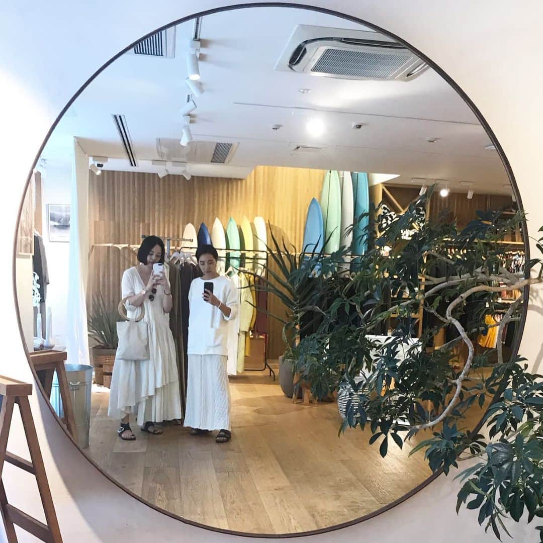 濱中鮎子のインスタグラム：「欅の葉音がより一層台風を激しく感じさせるミッドナイト。  救いは、お嬢の爆睡である。 そしてチャイにぃの見守り。 台風の夜の孤独な授乳も乗り越えられる。  昼間の出来事。 #pilgrimsurfsupply  にてディレクターの @maikomorita  と白装束感あるスタイル。  @r__jubilee  は、緊張の夜も昼も、身体と心を解き放つようなリラックス感ある女性らしい服たちが揃います。 加工感も魅力です。  さぁてきっと夜が明けたら台風一過の残暑ならぬ猛暑だ。 秋を呼ぶ服で、気持ち穏やかに過ごしたい。  つべこべ言わず眠らないと、明日は搬入だ..... #台風 #typhoon  #pilgrimsurfsupply  #ピルグリムサーフサプライ #rjubilee #rjubilee_2019aw #アールジュビリー」