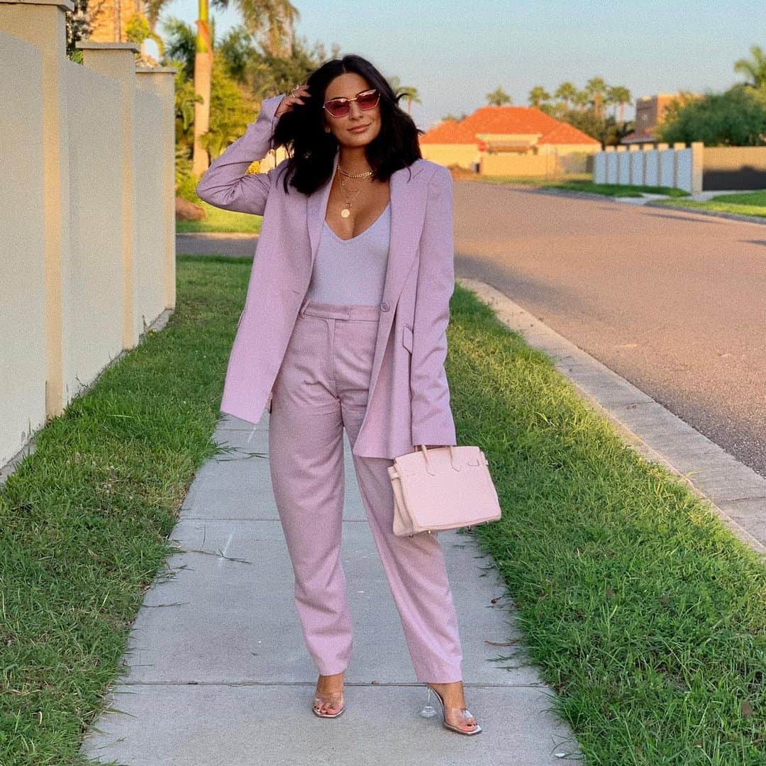 Ana Brenda Contrerasのインスタグラム：「🔮💜🚺 ¿Qué hacen?  What are you guys up to?」