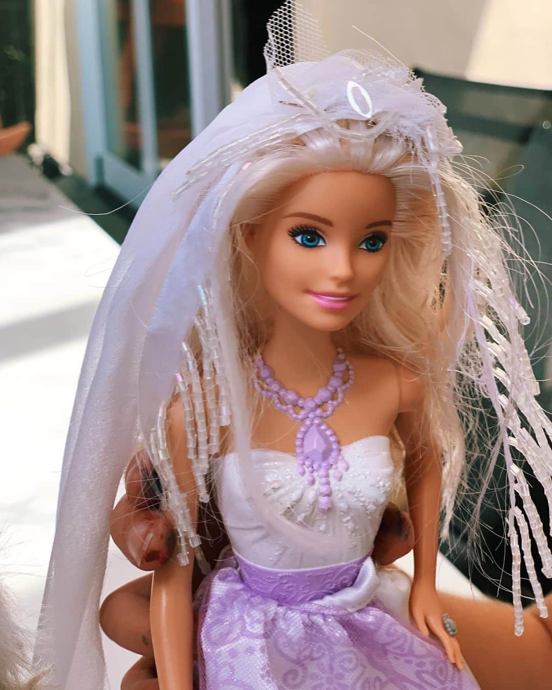 ジェーン・シーモアさんのインスタグラム写真 - (ジェーン・シーモアInstagram)「Spent my morning with Willa sewing a veil for a very special barbie wedding! 👰 The beading is actually from my ‘Somewhere in Time’ replica dress. It’s been fun teaching her to sew. Watch the rest of the M. Nutcracker and Sarah LaCroix saga on my Facebook page (link in bio)! 😂」9月9日 4時16分 - janeseymour