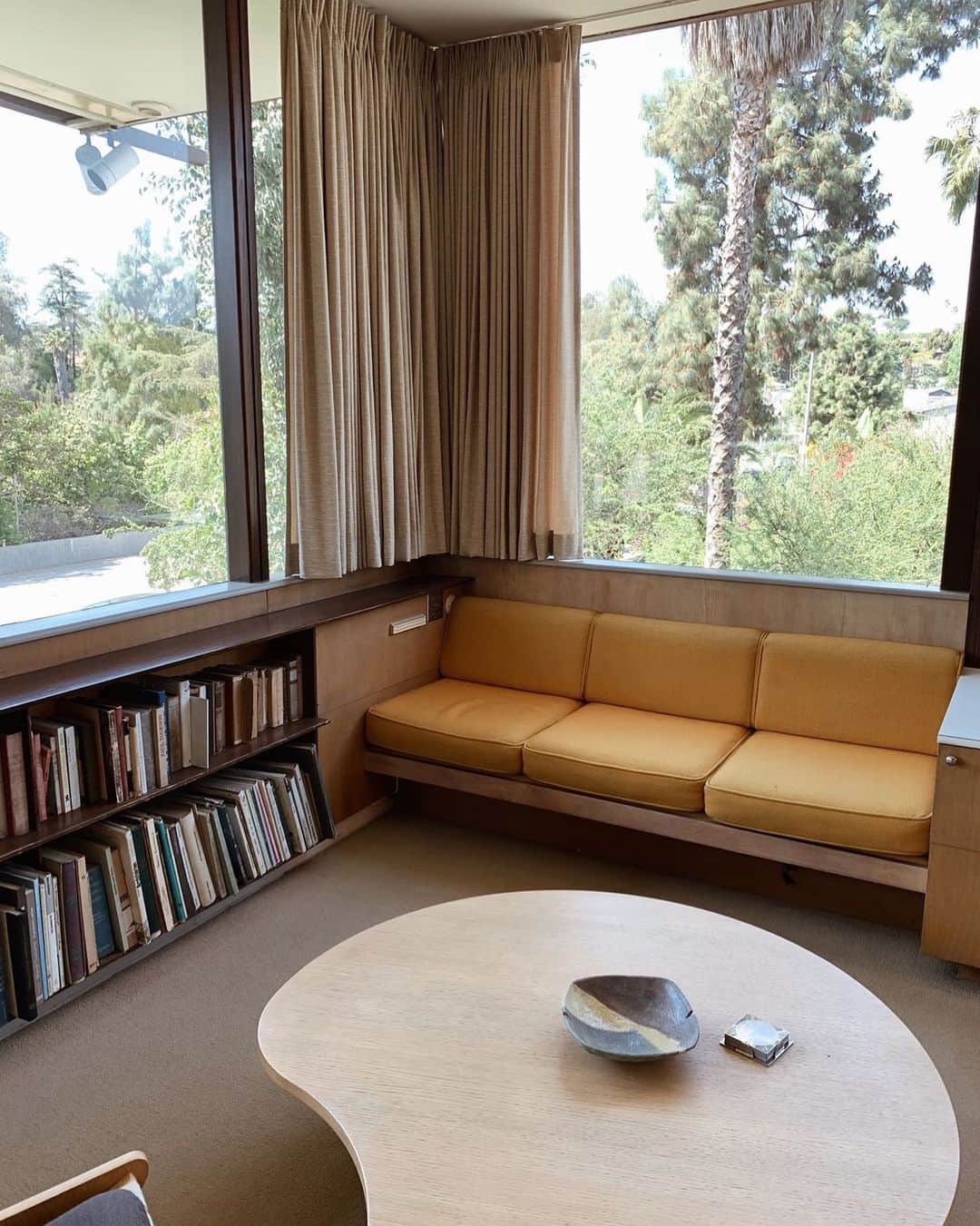 グラフ&ランツのインスタグラム：「An architecture gem in our very own neighborhood of Silvelake, Los Angeles ✨ The Neutra House designed in 1935 and completed in 1939」