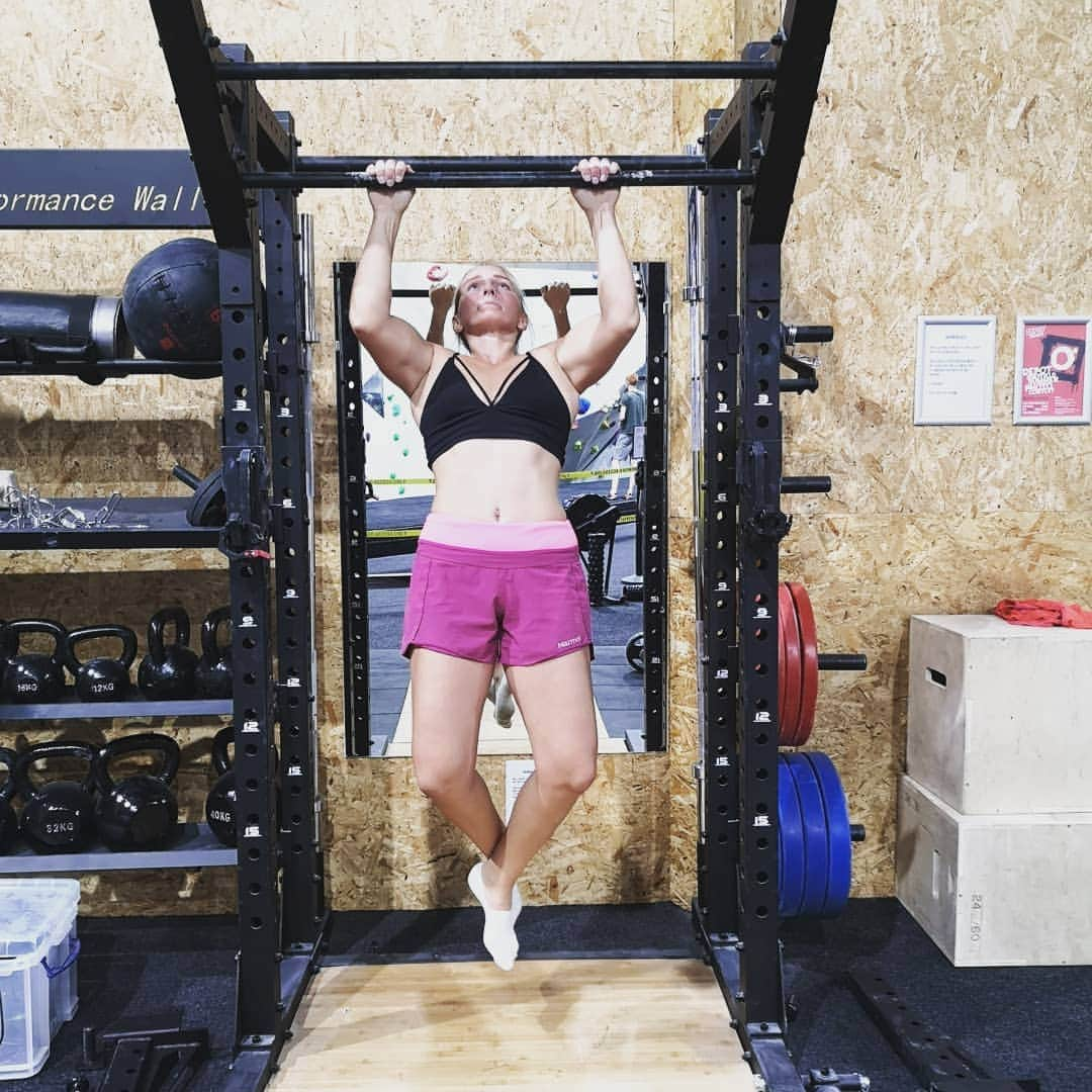 リア・クレインさんのインスタグラム写真 - (リア・クレインInstagram)「Sunday sessions 🏋🏻‍♀️ When it's time to better yourself it's always a kick in the teeth the first session back. Feeling sick wasn't pleasant but that's not because I'm doing some insane work out, it's because I'm back at square one. Which actually feels like square -4 😓 Project be better 🙋🏼‍♀️ At every aspect.  Thanks @harrychaplin123 for the session 🤮 and @jonny.i.lloyd for joining in and pushing me 🙌🏻」9月9日 4時50分 - leahcraneclimbing