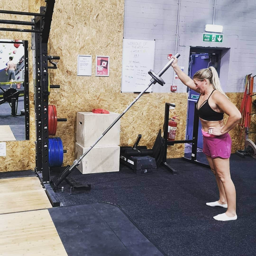 リア・クレインさんのインスタグラム写真 - (リア・クレインInstagram)「Sunday sessions 🏋🏻‍♀️ When it's time to better yourself it's always a kick in the teeth the first session back. Feeling sick wasn't pleasant but that's not because I'm doing some insane work out, it's because I'm back at square one. Which actually feels like square -4 😓 Project be better 🙋🏼‍♀️ At every aspect.  Thanks @harrychaplin123 for the session 🤮 and @jonny.i.lloyd for joining in and pushing me 🙌🏻」9月9日 4時50分 - leahcraneclimbing